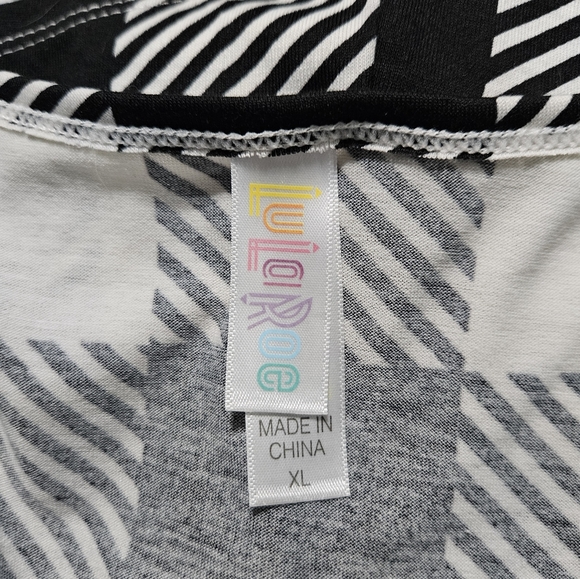 LuLaRoe Classic T Houndstooth Black and White Pattern NWT Size XL - Picture 6 of 8